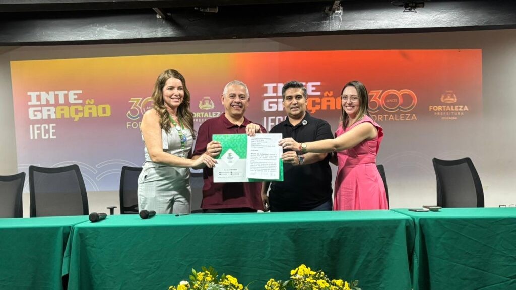grupo de pessoas posa para a foto